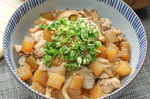 おいしそうな豚こま肉と大根の和風丼が器に盛られている。上にネギがトッピングされている。