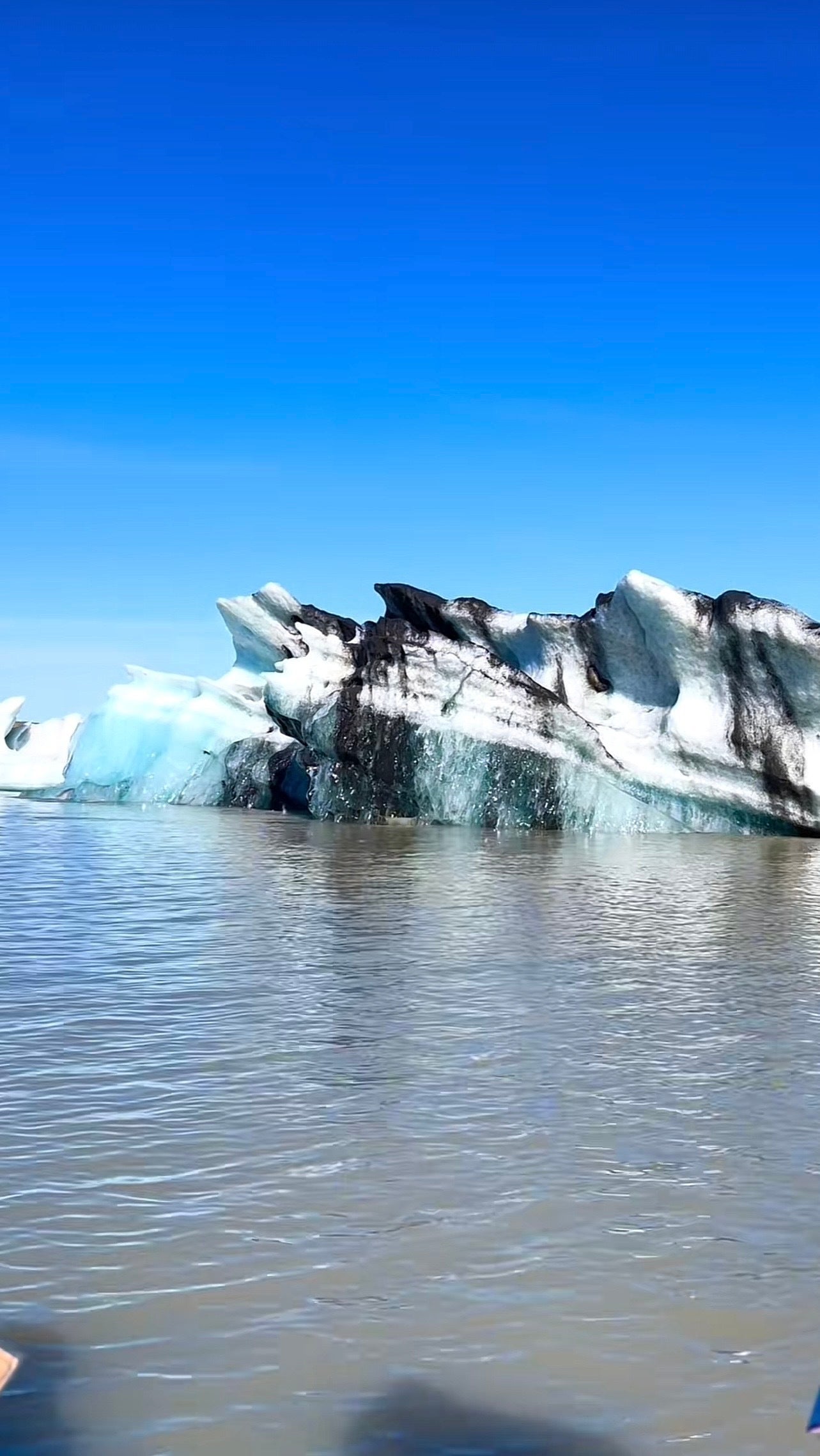 アイスランドの「巨大な氷の塊」に異変→“衝撃の光景”をカメラがとらえる