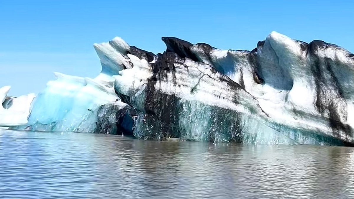 アイスランドの「巨大な氷の塊」に異変→“衝撃の光景”をカメラがとらえる