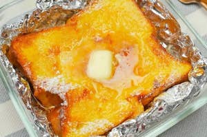 ホイルに包まれたトーストの中央にバターが乗っている。