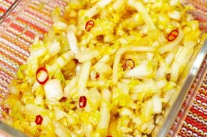 ガラス容器に盛り付けられた白菜と唐辛子の和え物。