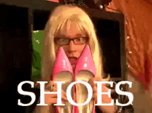 Persona con gafas sosteniendo zapatos de tacón. Texto grande dice &quot;SHOES&quot;
