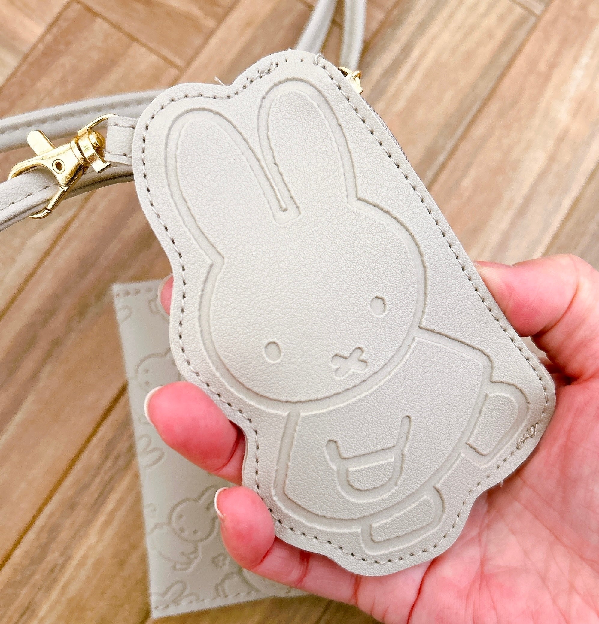 セブン限定】ミッフィーの「高見えスマホショルダー」が即買い級の