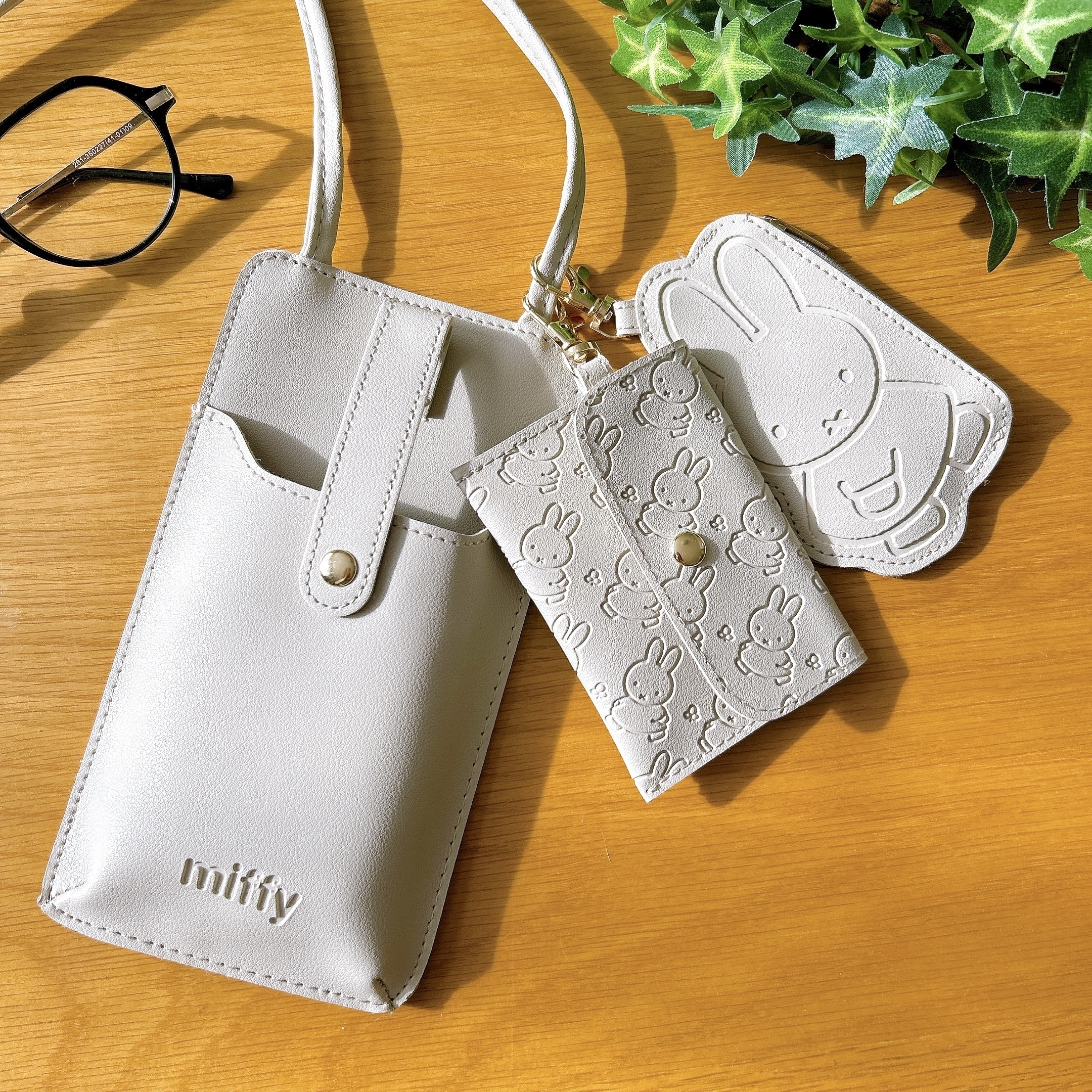 セブン‐イレブン・セブンネット限定付録『リンネル 2025年2月号増刊』「スマホも入るトリプルショルダーポシェット」