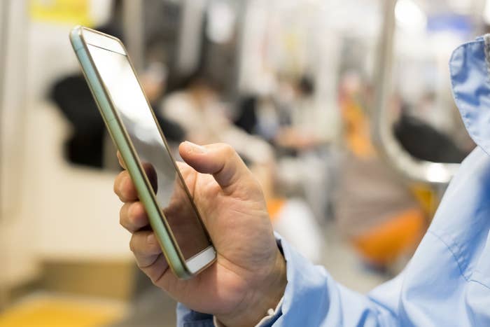 スマートフォンを使用しているイメージ画像(Ryanking999 / Getty Images/iStockphoto)