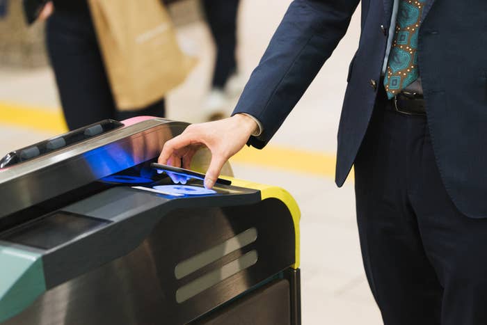 自動改札機をタッチで通過するイメージ画像(Chachamal / Getty Images/iStockphoto)