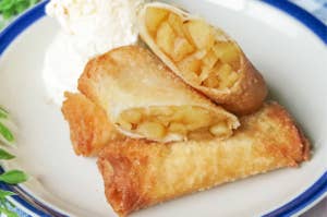 皿に盛られたアップルパイ風春巻きとアイスクリーム。
