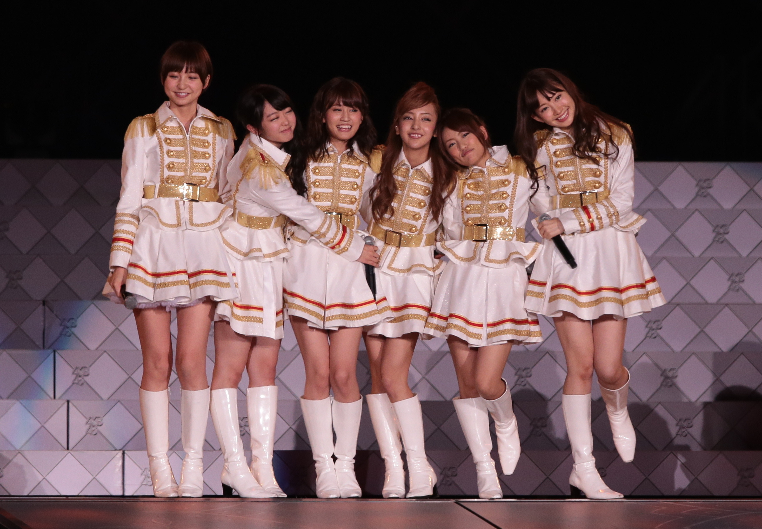 前田敦子、板野友美の披露宴でエスコート。激エモショットに「泣いた