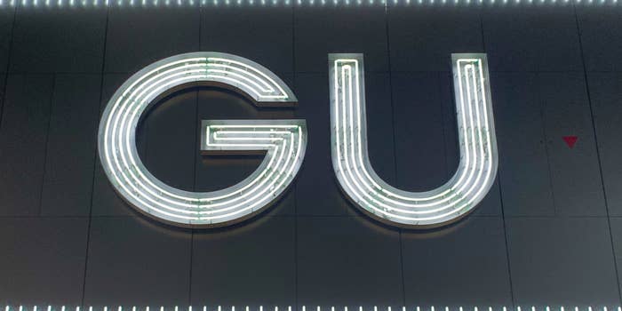 GU（ジーユー）の看板