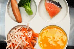 皿に盛られた野菜、ソーセージ、魚、卵の料理。