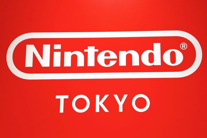 任天堂東京のロゴが見える壁の写真。
