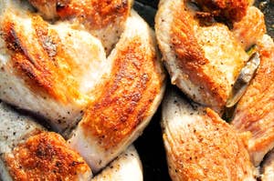 調理中の焼き目のついた豚ヒレ肉の編み込みステーキ。