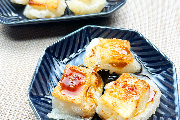 角皿に盛られた焼き餅の料理。もちもちした外観と焦げ目が特徴的です。