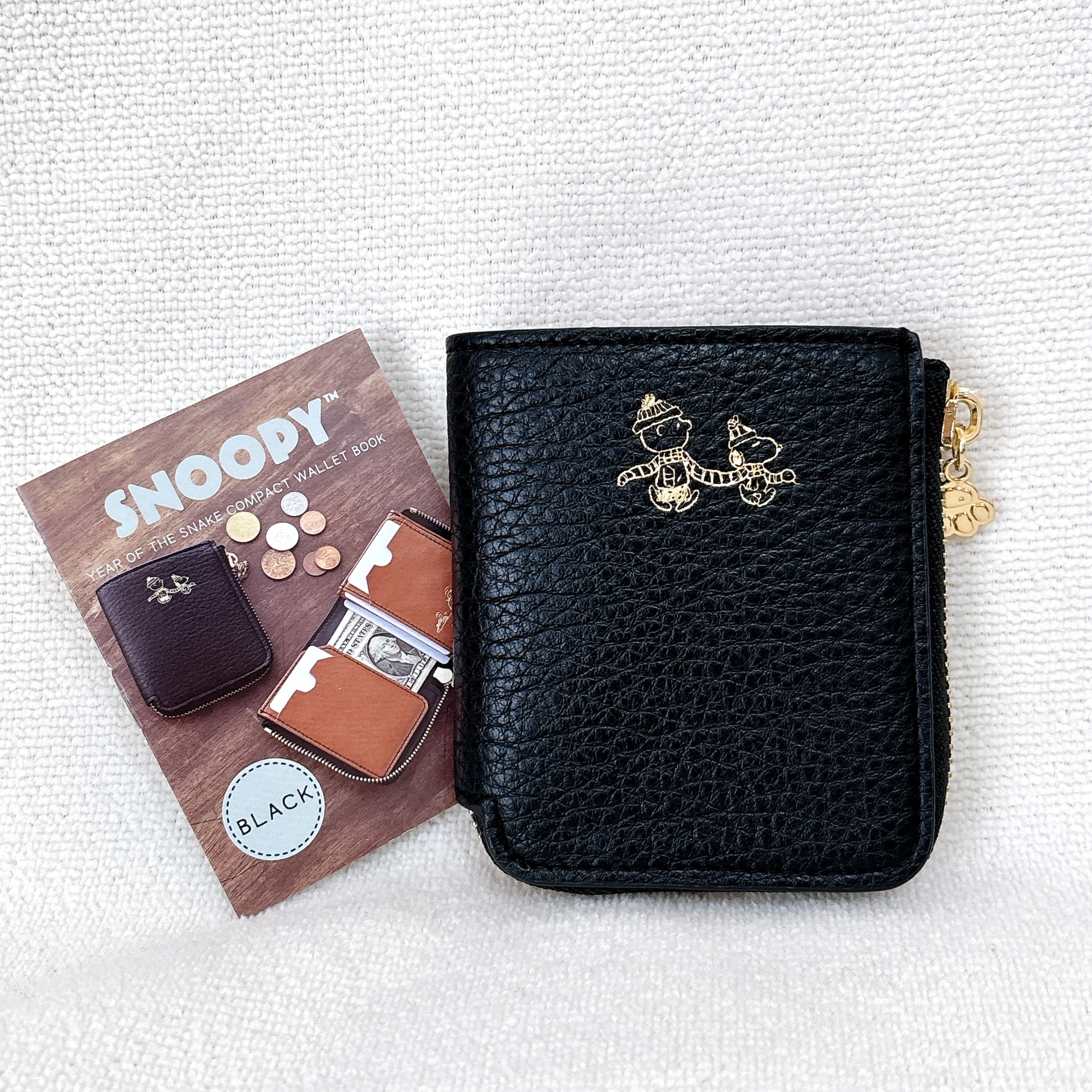 LAWSON(ローソン)「SNOOPY YEAR OF THE SNAKE COMPACT WALLET BOOK BROWN/BLACK」