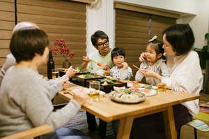 家族が食卓で楽しそうに食事をしているシーン。