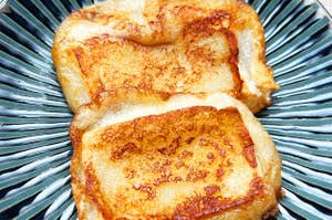 お皿に盛られた2枚の焼き餅。表面がこんがり焼かれている。
