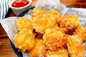 揚げたカリフラワーの一皿とケチャップのディップソースがあります。