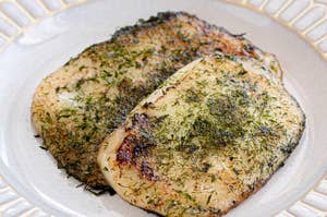 皿に乗ったハーブ風味の焼きナス。