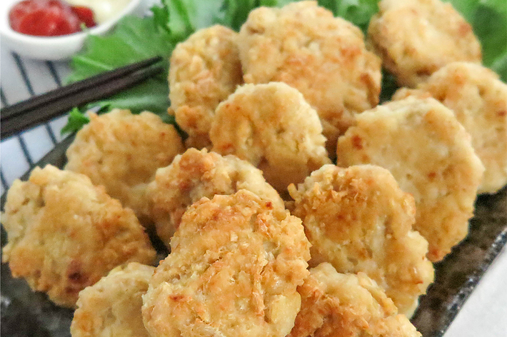 皿に盛り付けられた大豆と鶏肉のチキンナゲット。背景にケチャップとマヨネーズのディップ。