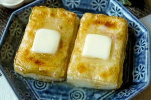 皿に盛られた焼き餅の上にバターが乗っています。