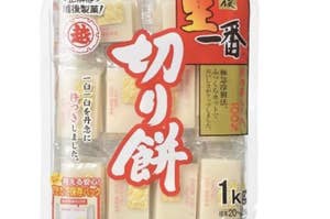切り餅のパッケージ。重量は1kgと表示されており、数個の餅が透明の袋に入っています。
