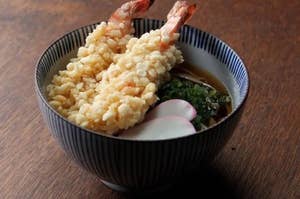 エビ天とネギ、かまぼこがのったうどんのボウル。