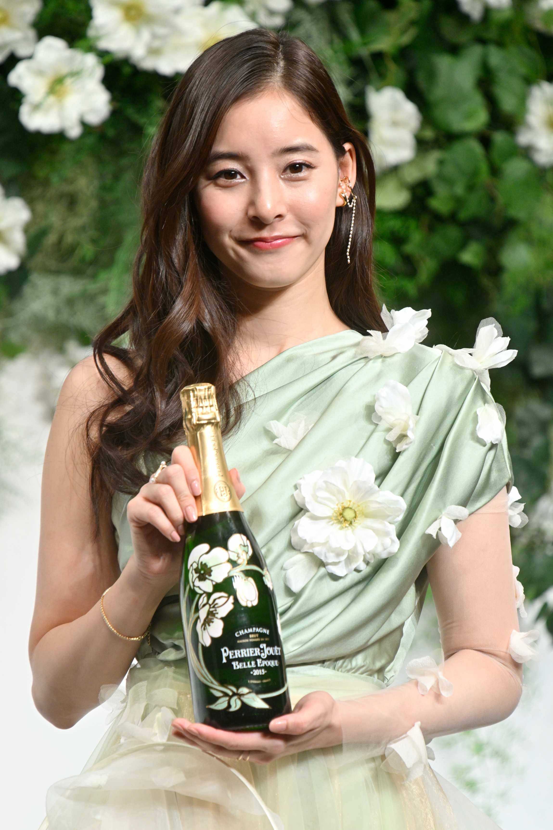 新木優子、屋外でのドレス姿に「えっ寒くないの？」「プロだね。寒そう