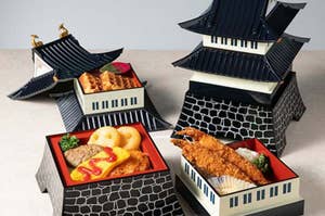 お城の形の器に入ったお子様ランチ