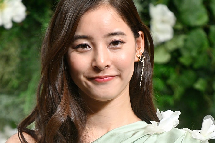 新木優子、屋外でのドレス姿に「えっ寒くないの？」「プロだね。寒そう