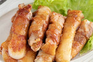 お皿に載った焼き肉巻きで、添えられたレタスが見えます。