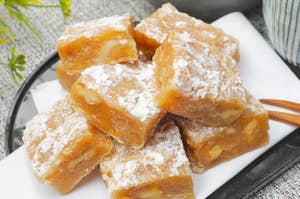 お皿に盛られた粉砂糖がかかった四角い焼き菓子が並べられています。