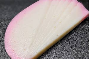 かまぼこの薄切りが並べられた画像。
