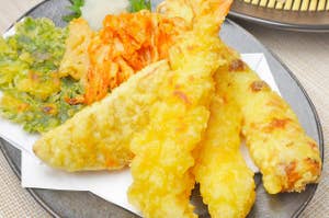 和食の天ぷらとそばの盛り合わせ。