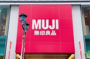 無印良品の大きな看板が建物の正面に表示されている。