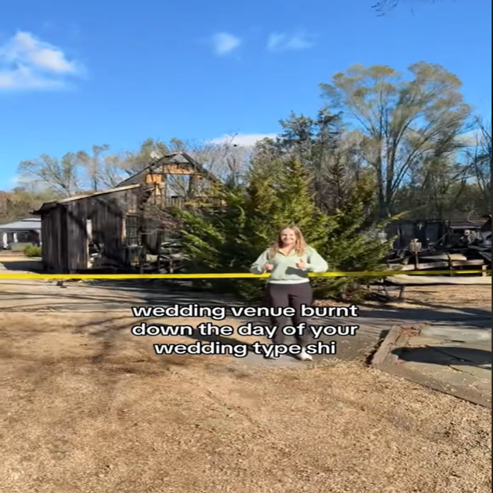 結婚式当日に結婚式場が焼失したことを背景に女性が立っている。