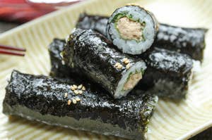 お皿の上にツナマヨキンパが盛り付けられています。トップに白ごまが乗っています。