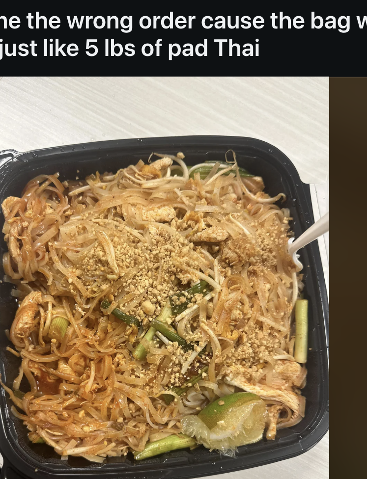 Et åpent Reddit-innlegg viser en beholder med en stor porsjon pad Thai. Innleggsteksten lyder: "Trodde de ga meg feil rekkefølge fordi posen var så tung... viser seg at den er akkurat som 5 lbs pad Thai."