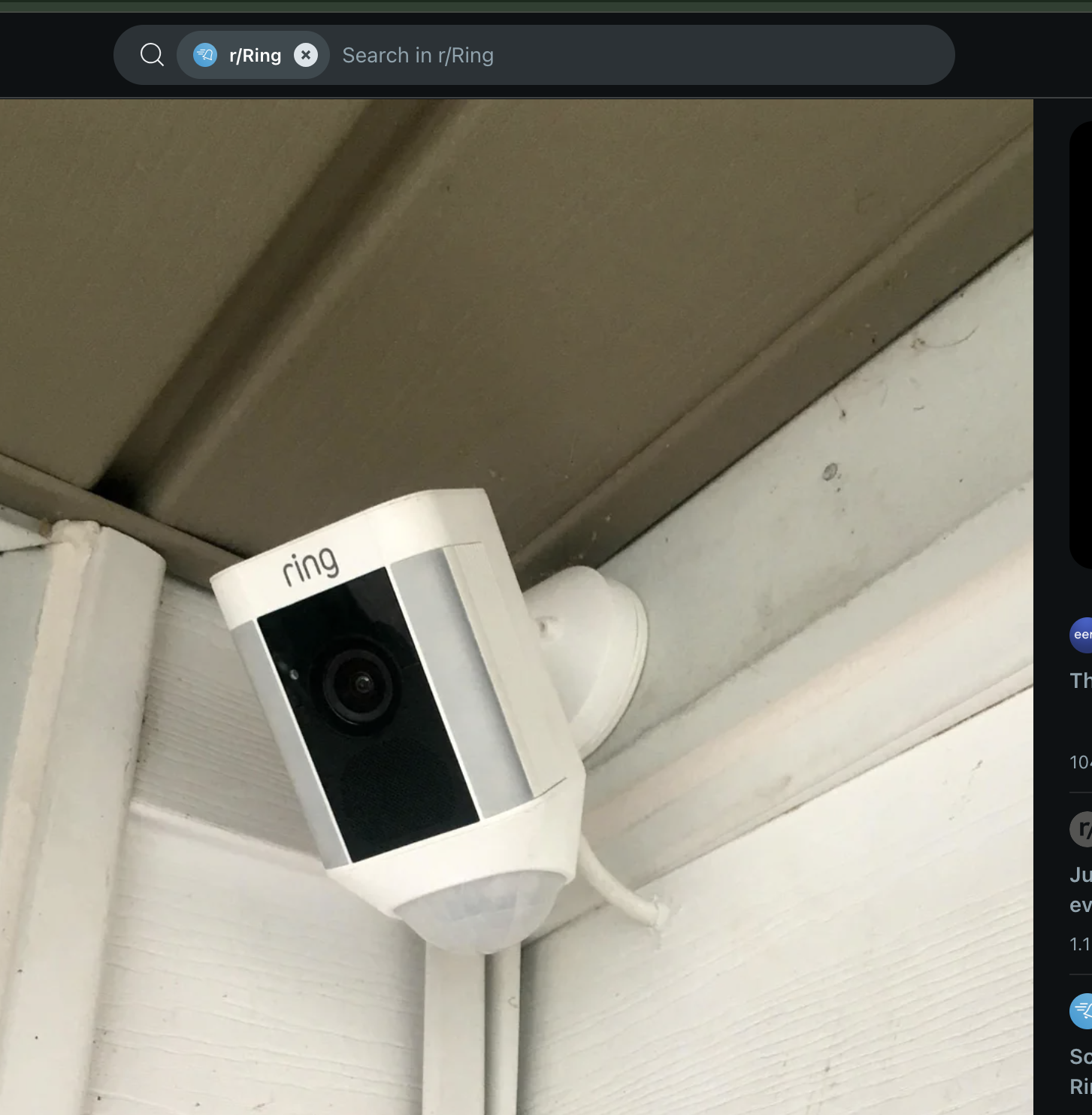 Et sikkerhetskamera er montert på husets eksteriør. Reddit-siden som diskuterer Ring-produkter er synlig