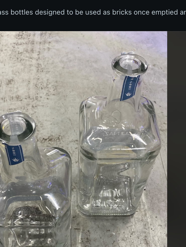 Reddit-innlegg om gjenbruk av tequilaflasker til glassmurstein for bærekraftig konstruksjon, med kommentarer og glassflasker på et bord