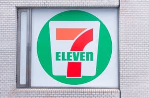 セブンイレブンの店舗外観。大きなロゴが壁に描かれている。