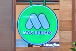 MOS BURGERの看板が店の入り口に掲げられています。