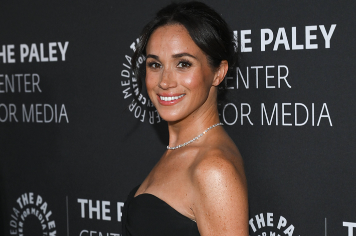 カジュアルな服装の2人が、犬を抱きしめているシーンと、庭で遊ぶ犬の写真。