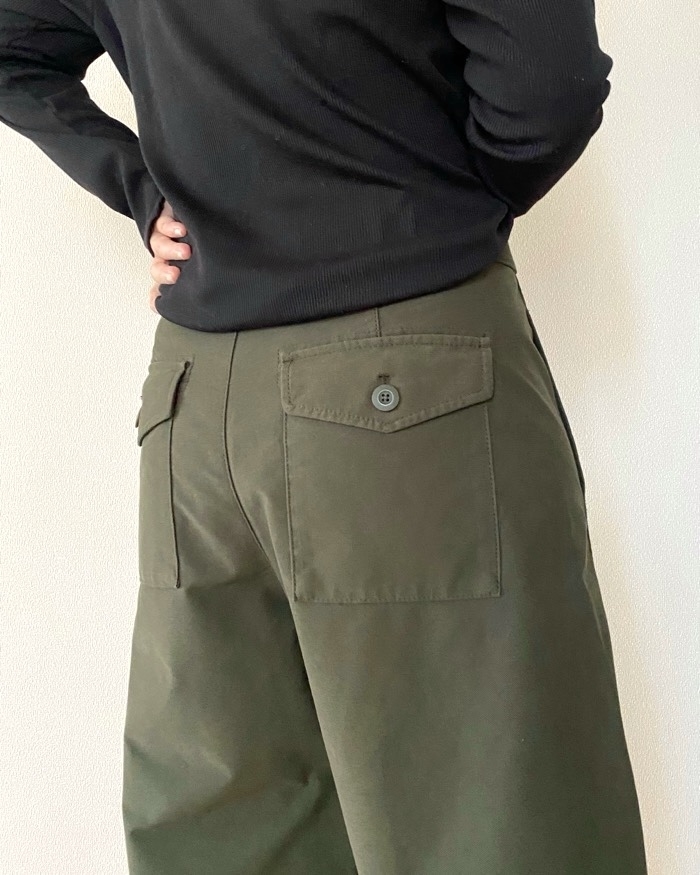 ユニクロの「ジャージーバレルレッグパンツ」