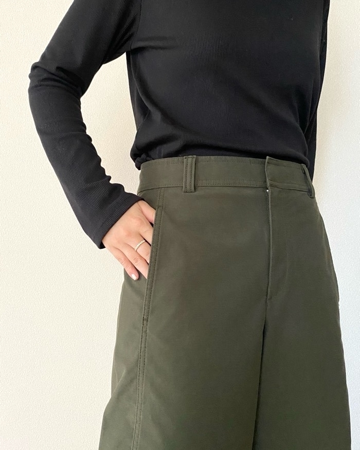 ユニクロの「ジャージーバレルレッグパンツ」