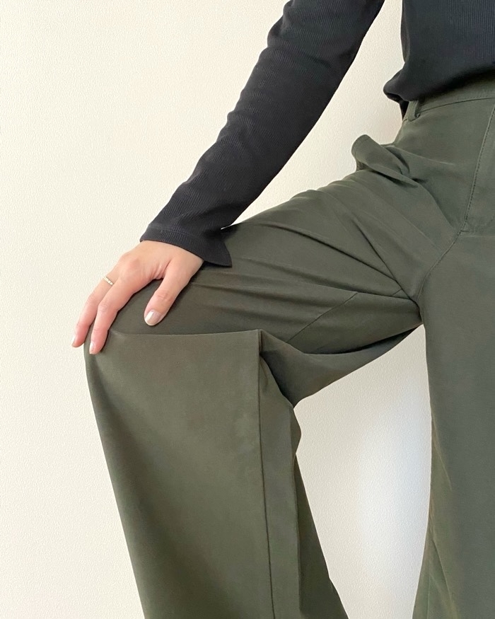 ユニクロの「ジャージーバレルレッグパンツ」