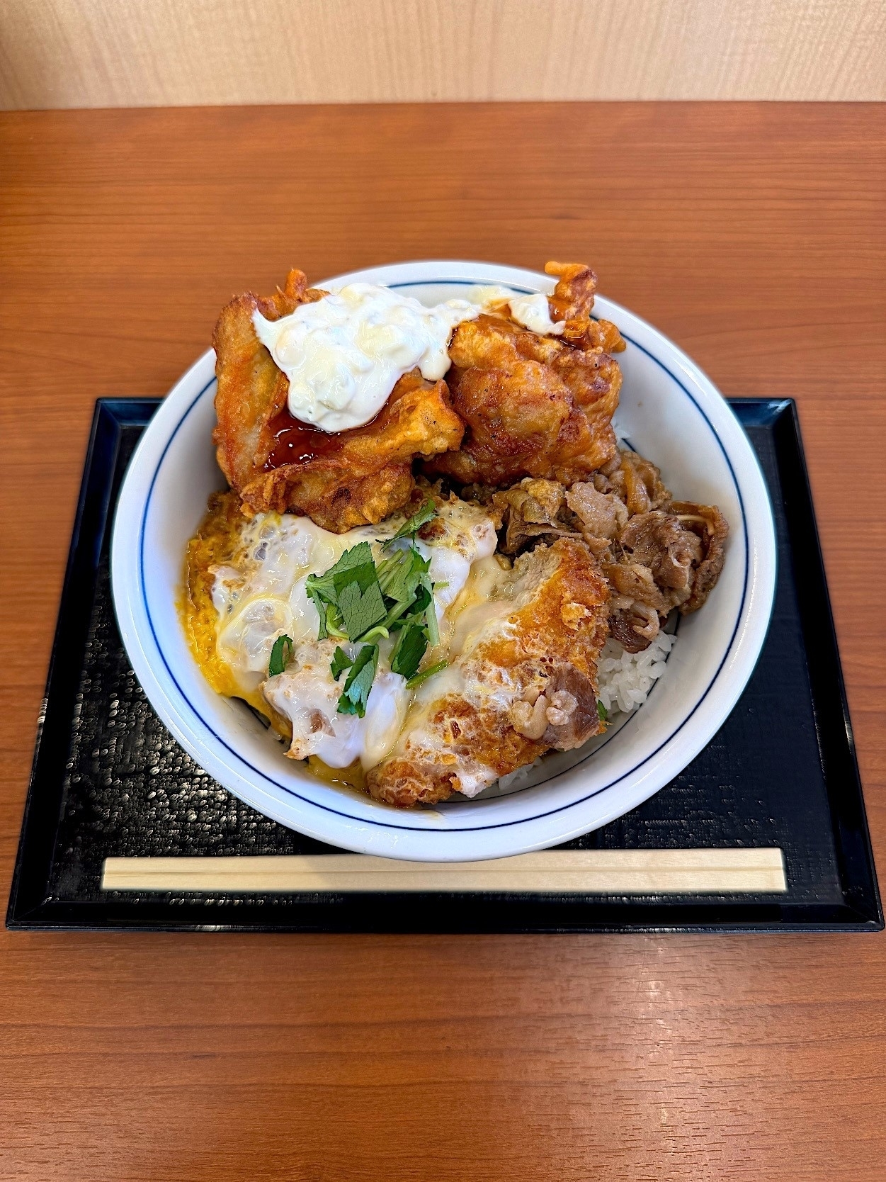 かつやの「牛・豚・鶏のトリプルカツ丼 H(ヘビー)」