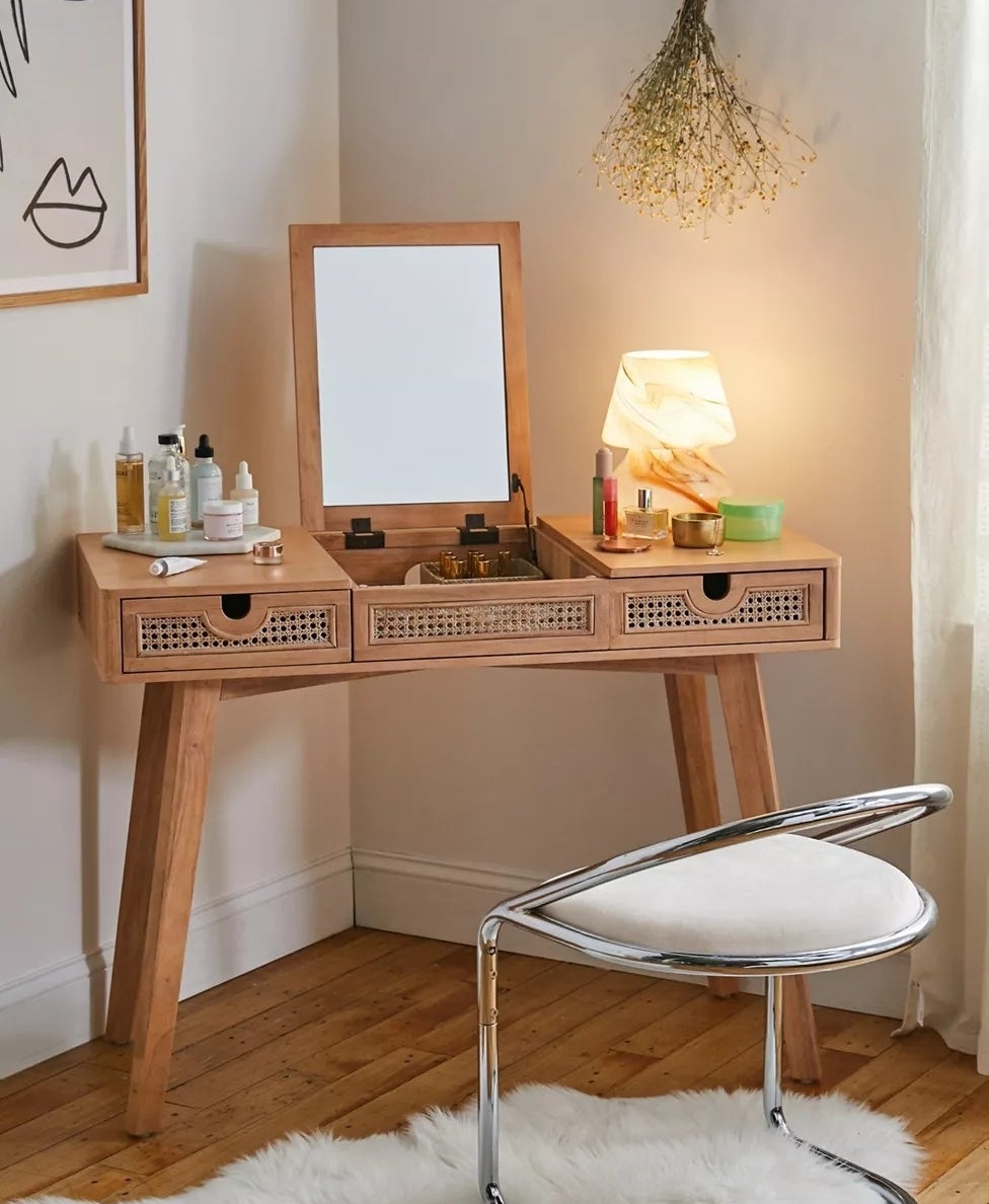 21 Best Makeup Vanities For Getting Ready