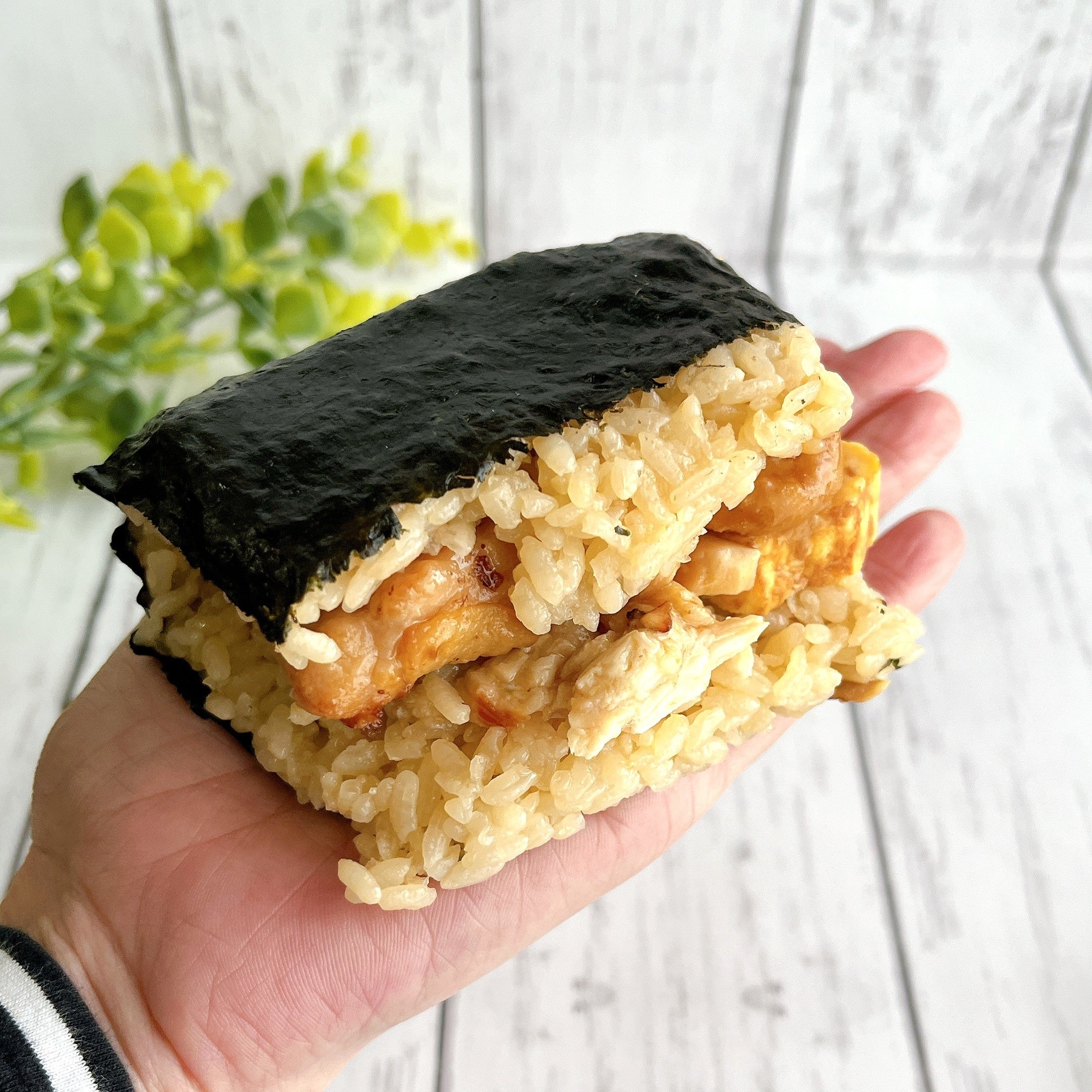 ローソンの『ヤケクソおにぎり』がデカすぎて笑った！「ガチでうまい