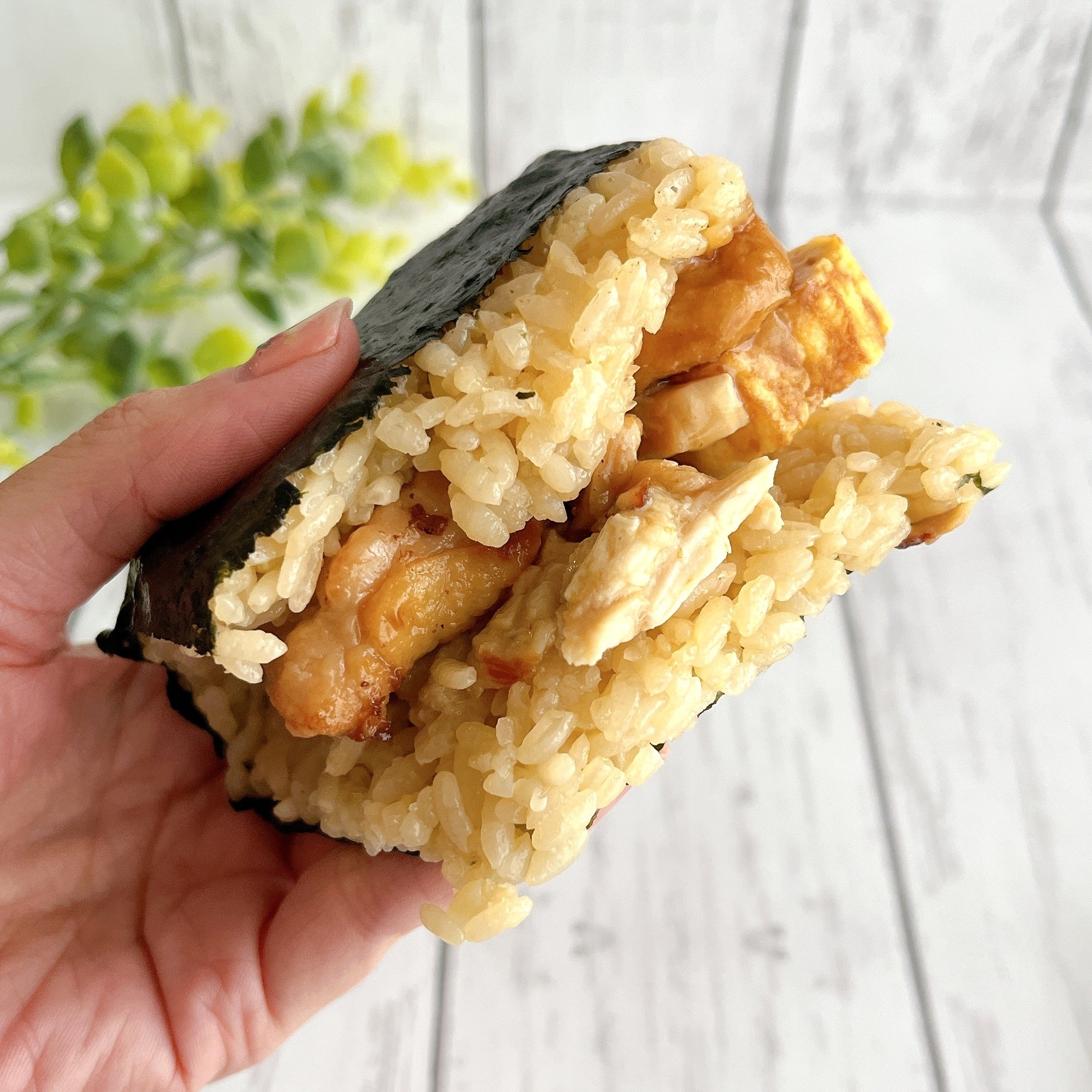 ローソンの『ヤケクソおにぎり』がデカすぎて笑った！「ガチでうまい