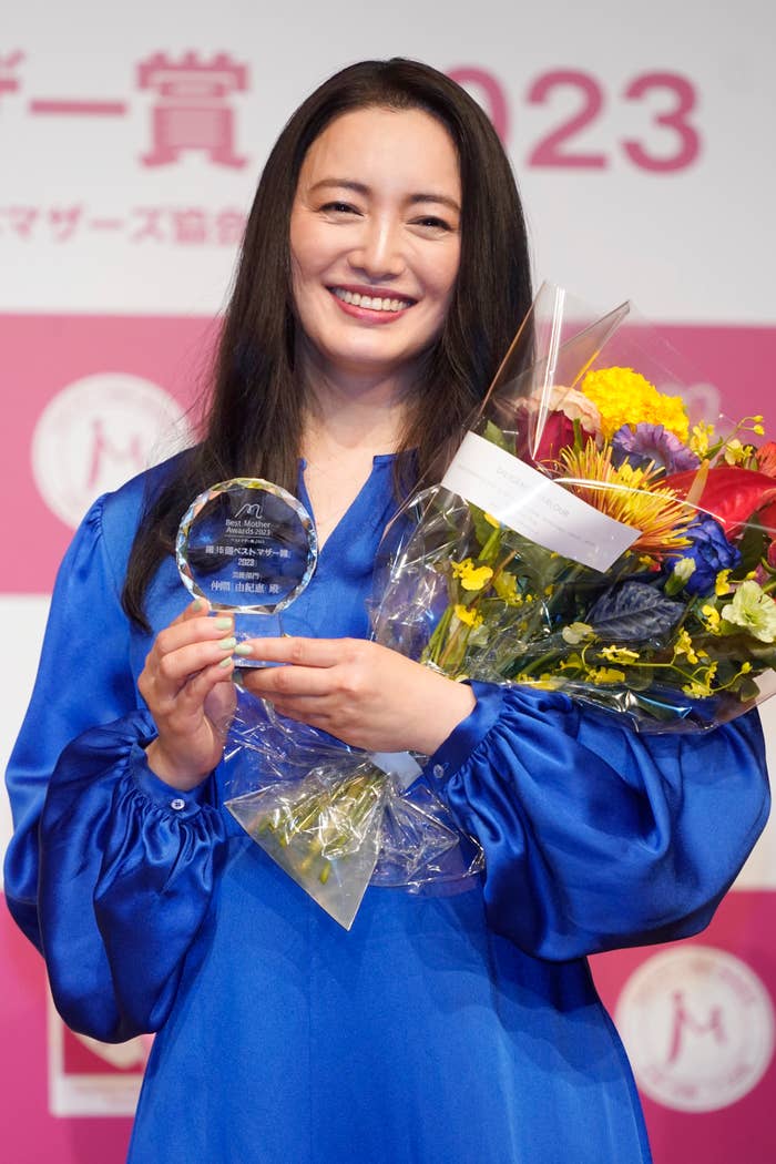 仲間由紀恵「基本閉まらない」「だいたい開いてます」バッグの中身を 